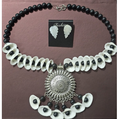 Mehsi Heritage Oyster Shell Necklace
